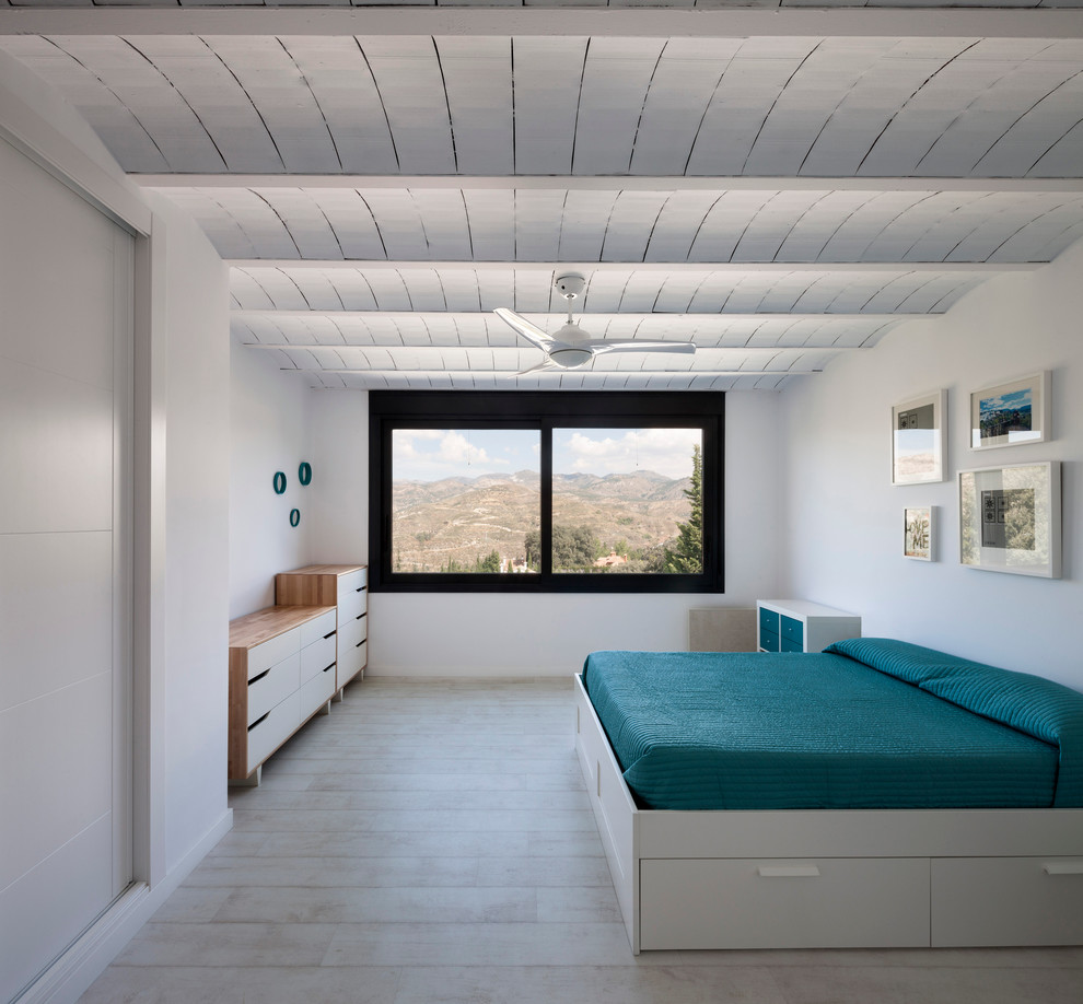 Mittelgroßes Modernes Hauptschlafzimmer ohne Kamin mit weißer Wandfarbe und Keramikboden in Sonstige