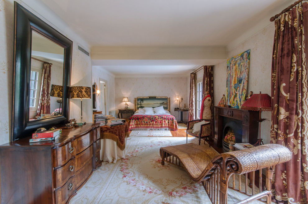 Großes Country Hauptschlafzimmer mit beiger Wandfarbe, braunem Holzboden, Kamin und Kaminumrandung aus Holz in Madrid