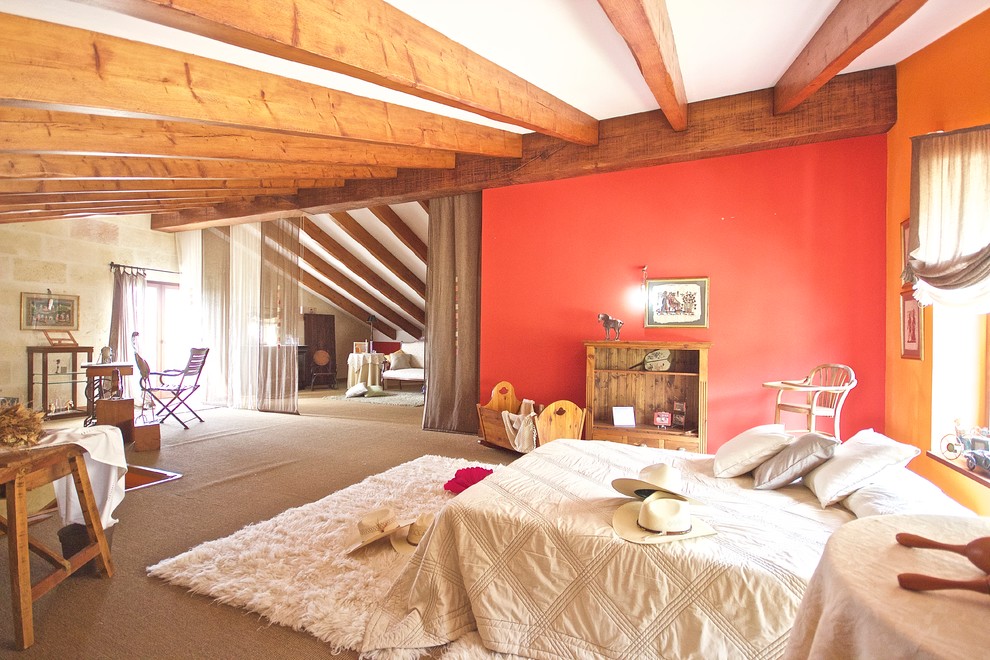 Großes Country Hauptschlafzimmer ohne Kamin mit roter Wandfarbe und Teppichboden in Sonstige