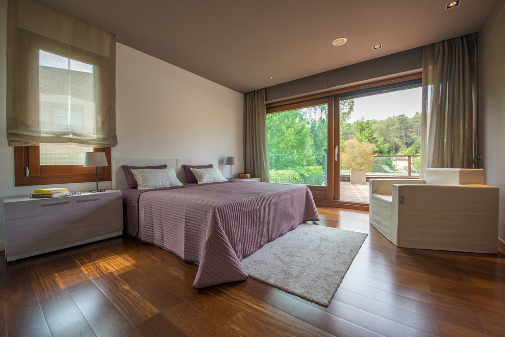 Example of a transitional bedroom design in Barcelona