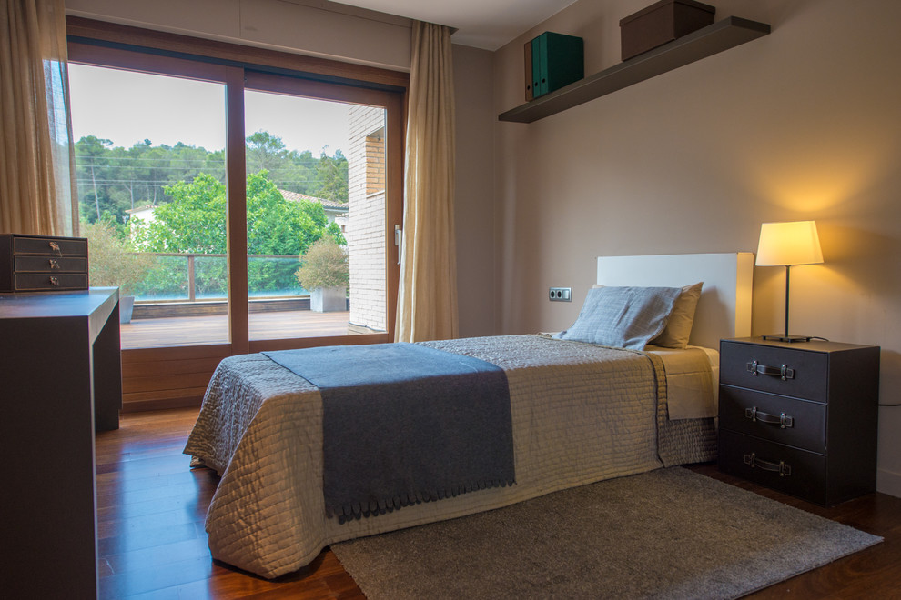Ejemplo de dormitorio principal tradicional renovado de tamaño medio sin chimenea con paredes beige y suelo de madera en tonos medios