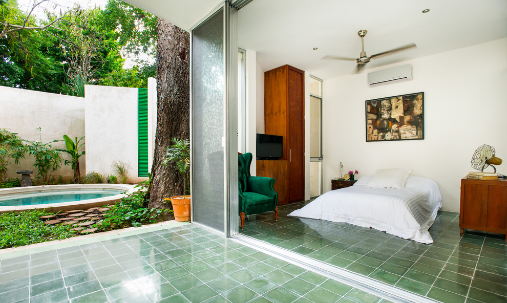 На фото: спальня в средиземноморском стиле с белыми стенами и зеленым полом с