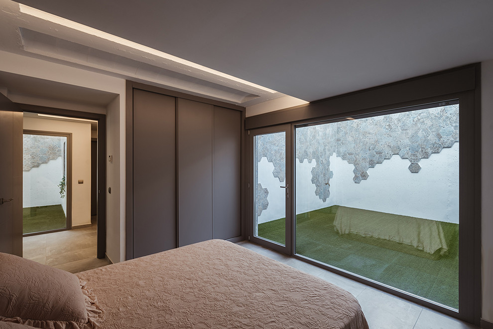Идея дизайна: гостевая спальня (комната для гостей) в скандинавском стиле с серыми стенами, полом из керамогранита и серым полом без камина