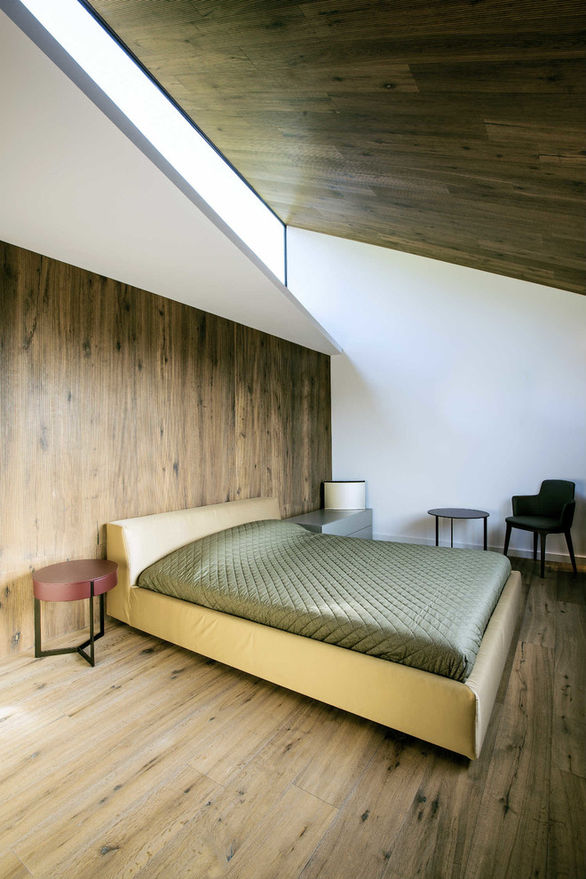 Идея дизайна: хозяйская спальня в современном стиле с белыми стенами и паркетным полом среднего тона без камина
