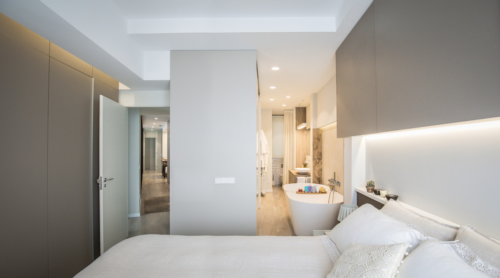 Mittelgroßes Modernes Hauptschlafzimmer mit grauer Wandfarbe und hellem Holzboden in Valencia