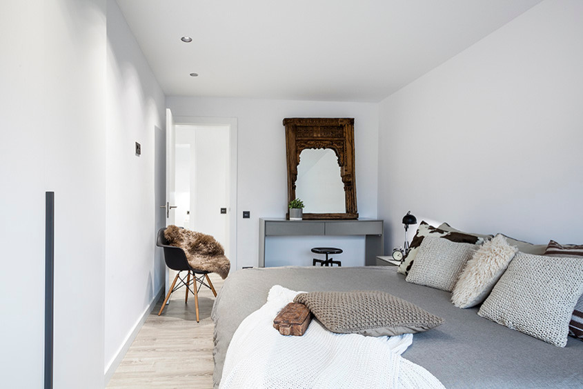 Mittelgroßes Nordisches Hauptschlafzimmer ohne Kamin mit weißer Wandfarbe und hellem Holzboden in Barcelona