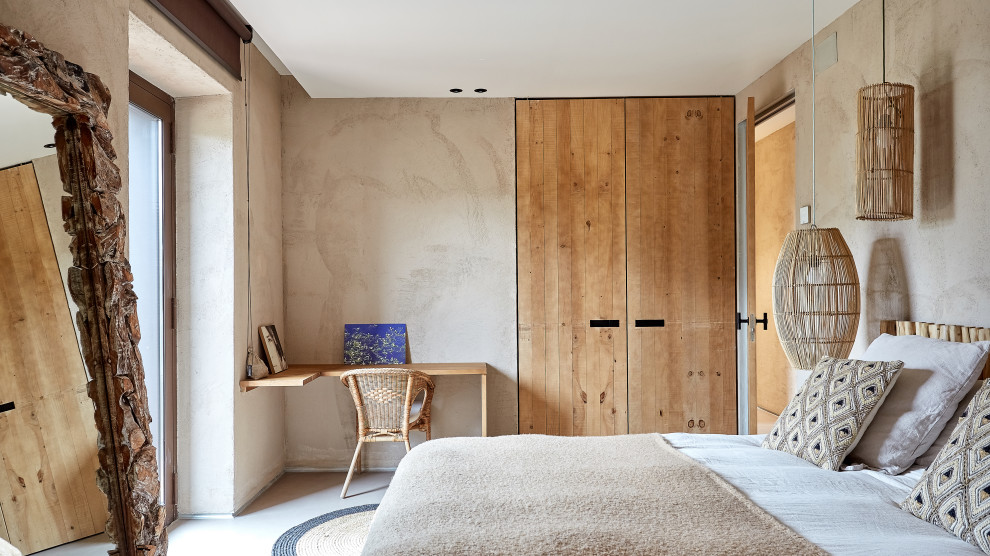 Стильный дизайн: гостевая спальня среднего размера, (комната для гостей) в средиземноморском стиле с бежевыми стенами и бежевым полом без камина - последний тренд