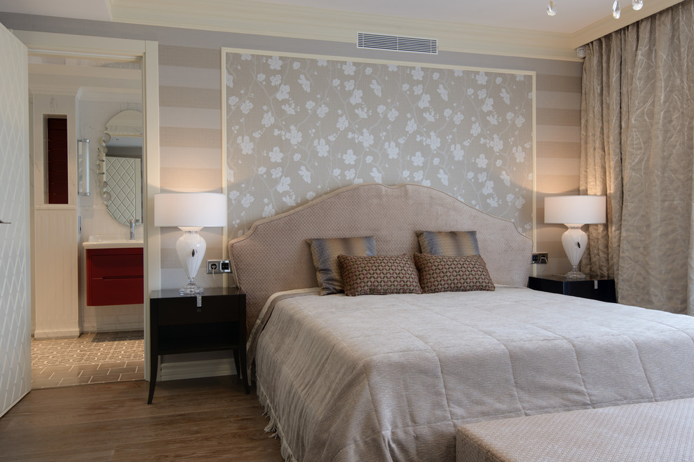 Modelo de dormitorio principal clásico de tamaño medio sin chimenea con paredes multicolor y suelo de madera en tonos medios