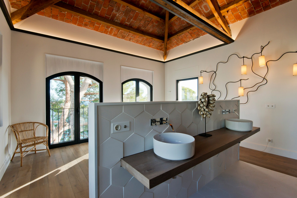 Идея дизайна: хозяйская спальня среднего размера в средиземноморском стиле с белыми стенами, паркетным полом среднего тона и коричневым полом без камина