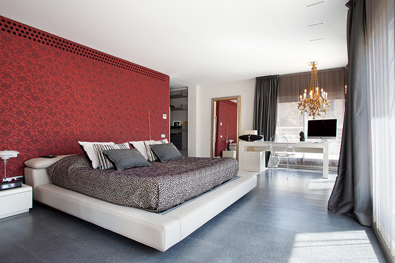 На фото: большая хозяйская спальня в стиле шебби-шик с разноцветными стенами без камина