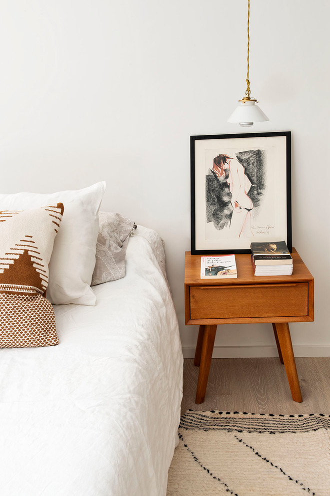 Свежая идея для дизайна: хозяйская спальня среднего размера в современном стиле с белыми стенами, светлым паркетным полом и белым полом - отличное фото интерьера