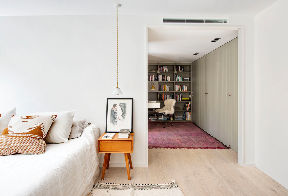 Diseño de dormitorio principal actual de tamaño medio con paredes blancas, suelo de madera clara y suelo blanco