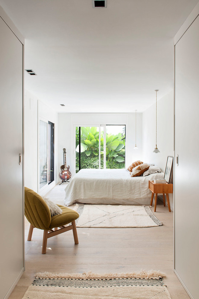 На фото: хозяйская спальня среднего размера в современном стиле с белыми стенами, светлым паркетным полом и белым полом