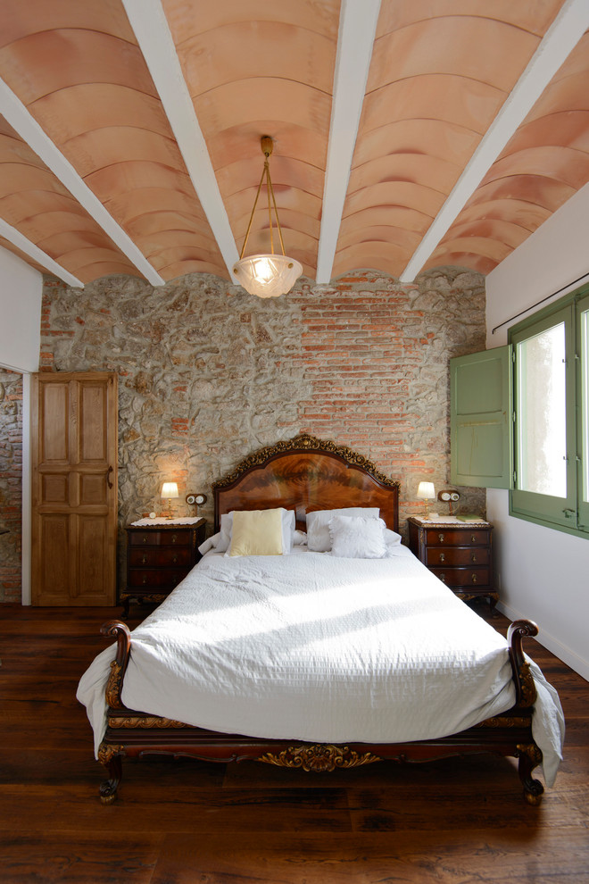 バルセロナにある広い地中海スタイルのおしゃれな主寝室 (白い壁、濃色無垢フローリング、暖炉なし、茶色い床、アクセントウォール) のインテリア