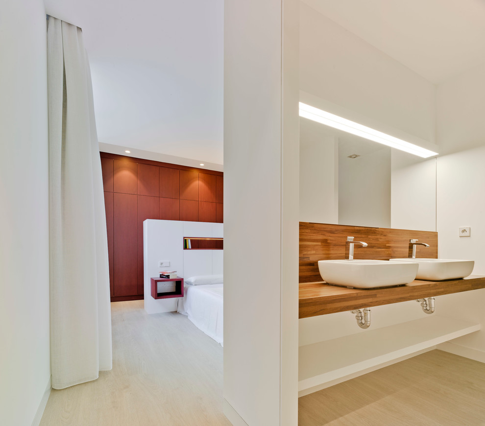 Großes Modernes Hauptschlafzimmer ohne Kamin mit weißer Wandfarbe und hellem Holzboden in Sonstige
