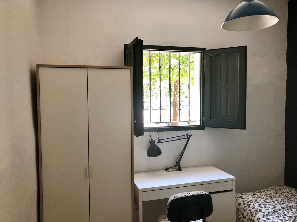 セビリアにある小さなトランジショナルスタイルのおしゃれな主寝室 (白い壁、セラミックタイルの床、暖炉なし、マルチカラーの床) のレイアウト