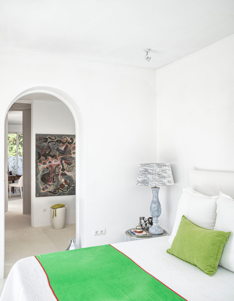 Foto de dormitorio principal mediterráneo grande sin chimenea con paredes blancas y suelo blanco