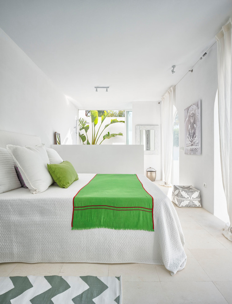 Großes Mediterranes Hauptschlafzimmer ohne Kamin mit weißer Wandfarbe und weißem Boden in Sonstige