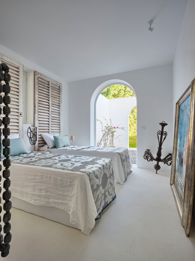 他の地域にある中くらいな地中海スタイルのおしゃれな客用寝室 (白い壁、暖炉なし、白い床)