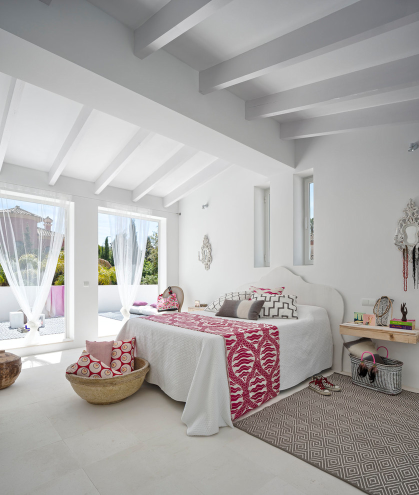 Стильный дизайн: большая хозяйская спальня в средиземноморском стиле с белыми стенами и белым полом без камина - последний тренд