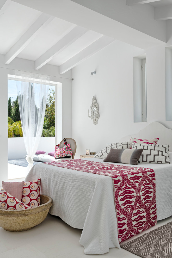 Imagen de dormitorio principal mediterráneo grande sin chimenea con paredes blancas y suelo blanco