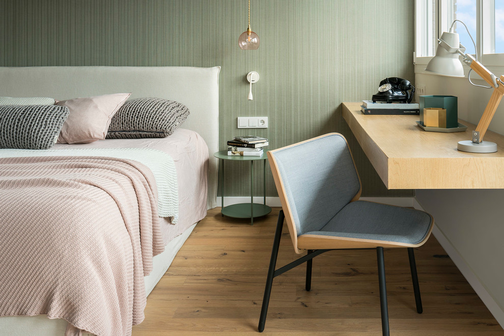 Ejemplo de dormitorio principal escandinavo de tamaño medio sin chimenea con suelo de madera clara y paredes verdes
