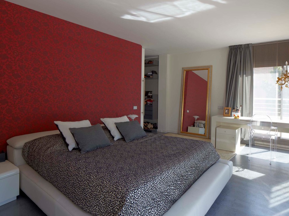Foto de dormitorio principal clásico renovado de tamaño medio sin chimenea con paredes multicolor