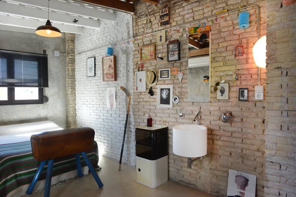Mittelgroßes Industrial Schlafzimmer im Loft-Style mit beiger Wandfarbe in Valencia