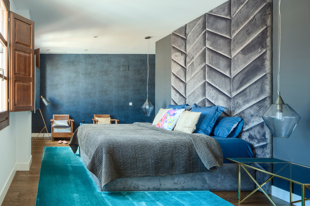 Großes Modernes Hauptschlafzimmer mit grauer Wandfarbe, braunem Holzboden und braunem Boden in Malaga