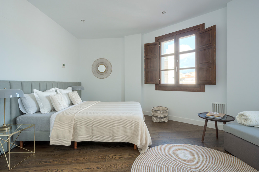 Стильный дизайн: гостевая спальня среднего размера, (комната для гостей) в современном стиле с белыми стенами и паркетным полом среднего тона - последний тренд
