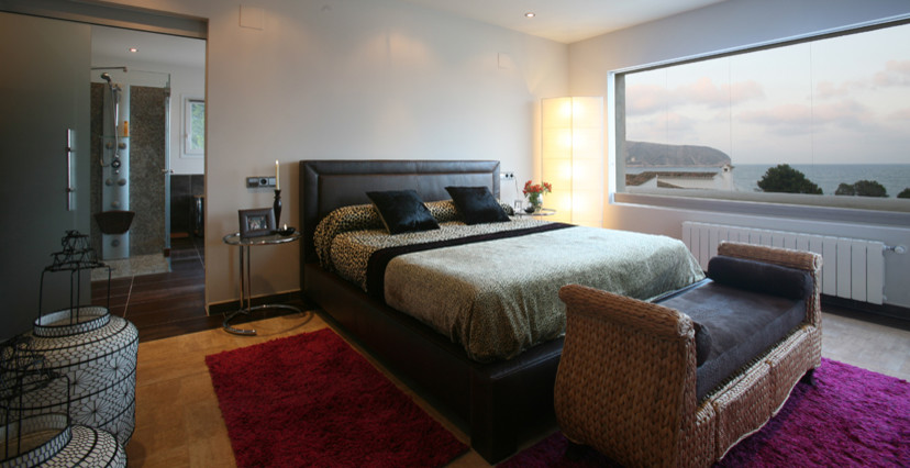This is an example of a mediterranean bedroom in Alicante-Costa Blanca.