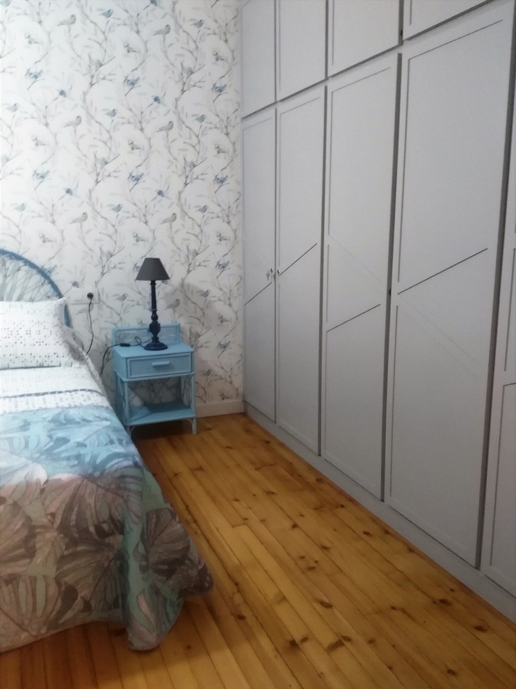 Réalisation d'une grande chambre parentale tradition avec un mur gris et parquet clair.