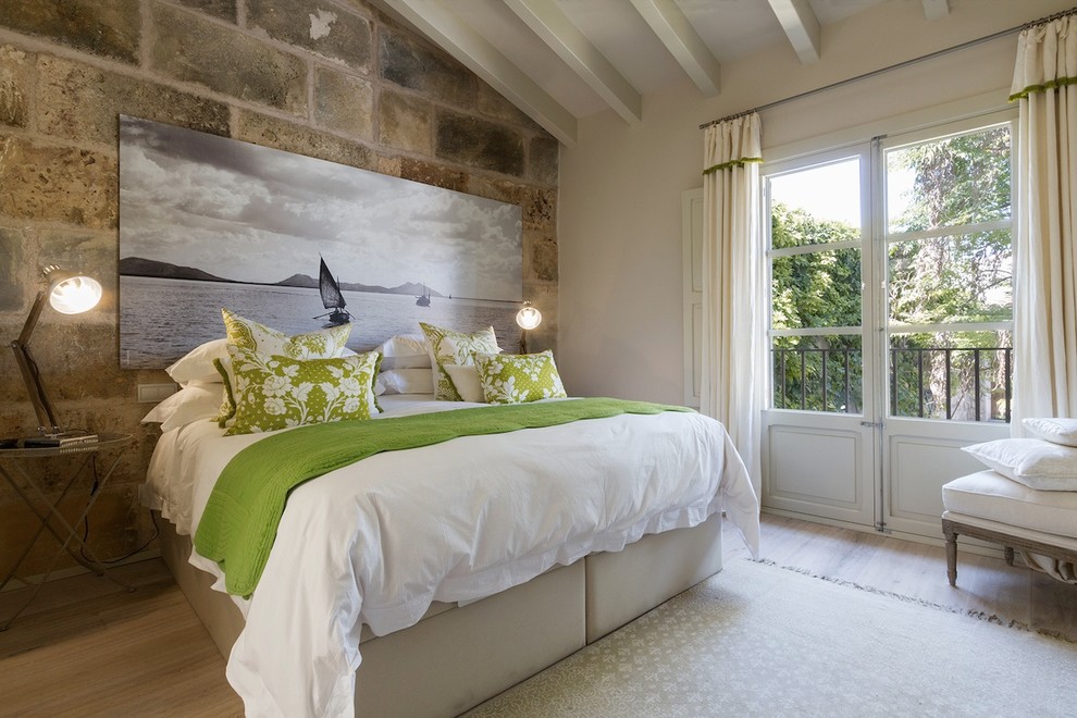 Modelo de dormitorio principal mediterráneo de tamaño medio sin chimenea con paredes beige y suelo de madera en tonos medios