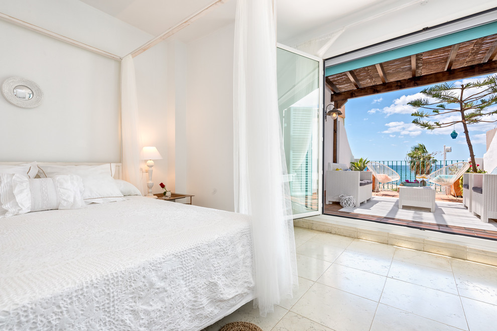 На фото: большая хозяйская спальня в средиземноморском стиле с белыми стенами без камина с