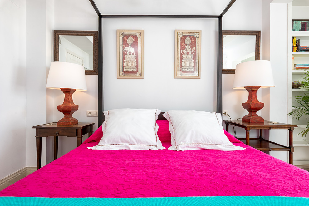 マラガにある広いトロピカルスタイルのおしゃれな主寝室 (白い壁、暖炉なし)