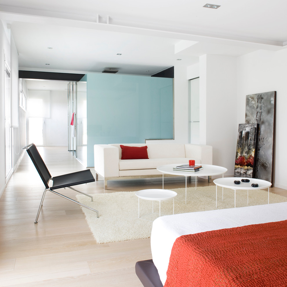 Стильный дизайн: большая хозяйская спальня в современном стиле с белыми стенами и светлым паркетным полом без камина - последний тренд