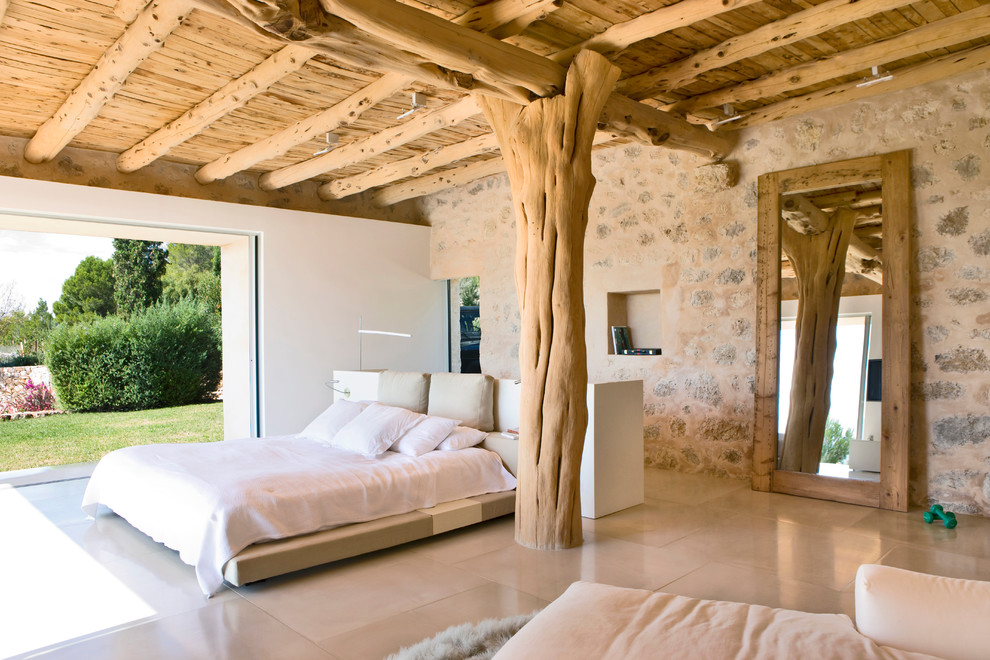 Источник вдохновения для домашнего уюта: большая хозяйская спальня в средиземноморском стиле с бежевыми стенами без камина