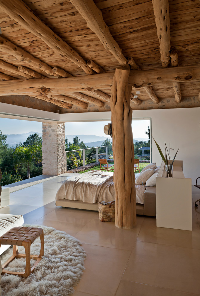 Стильный дизайн: большая хозяйская спальня в средиземноморском стиле с белыми стенами без камина - последний тренд