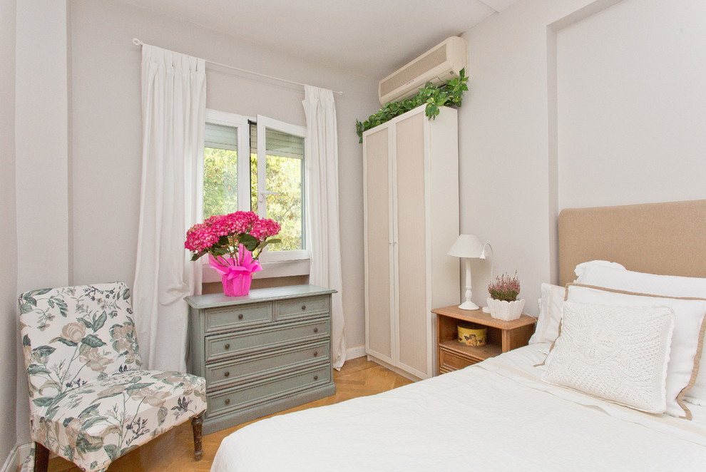Cette photo montre une chambre parentale romantique de taille moyenne avec un mur blanc, un sol en bois brun et aucune cheminée.
