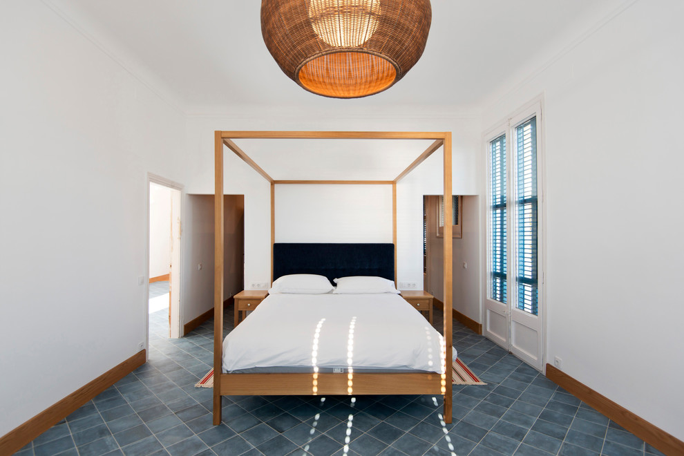 Идея дизайна: хозяйская спальня среднего размера в стиле ретро с белыми стенами и синим полом
