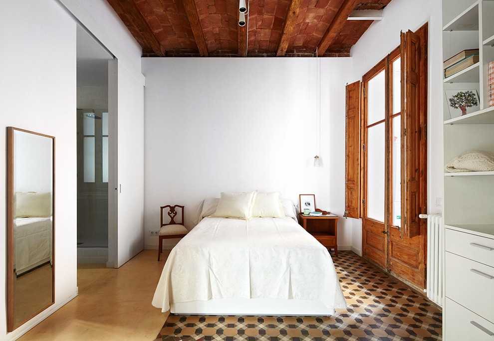 Источник вдохновения для домашнего уюта: большая хозяйская спальня в современном стиле с белыми стенами и полом из керамической плитки без камина