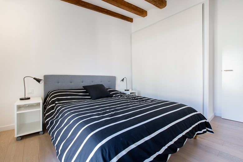Diseño de dormitorio principal mediterráneo de tamaño medio con paredes blancas y suelo de madera en tonos medios