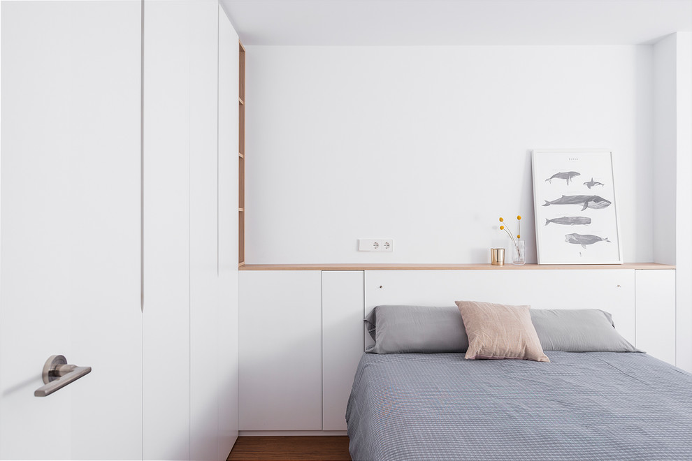 マドリードにある広いコンテンポラリースタイルのおしゃれな主寝室 (白い壁、竹フローリング、暖炉なし、茶色い床、グレーとブラウン) のインテリア