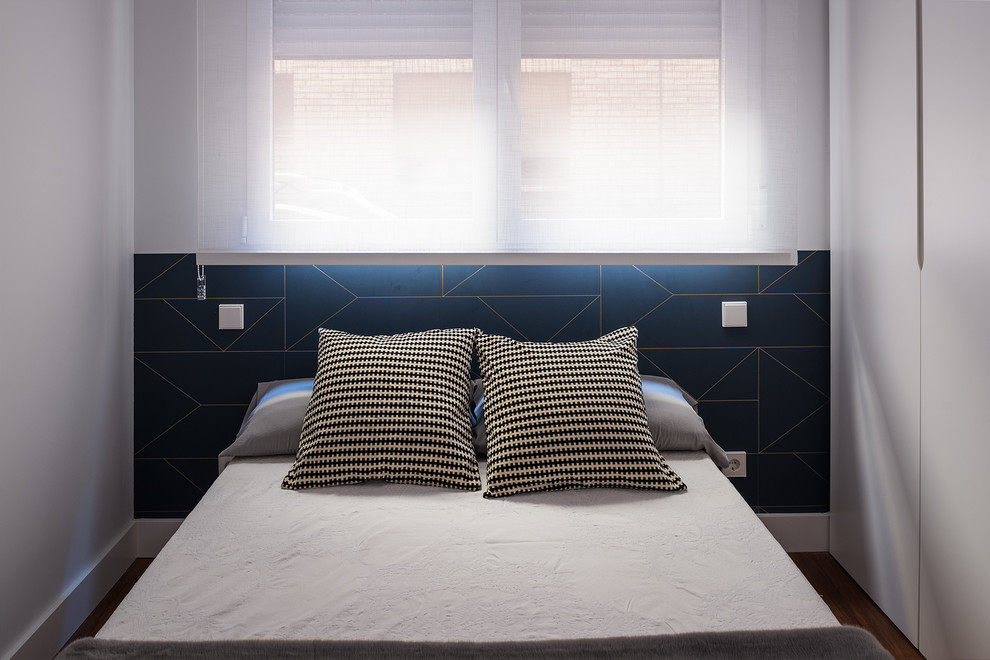 マドリードにある小さな北欧スタイルのおしゃれな客用寝室 (白い壁、竹フローリング、暖炉なし、茶色い床)