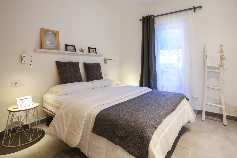 Стильный дизайн: хозяйская спальня среднего размера в средиземноморском стиле с белыми стенами и полом из керамогранита - последний тренд