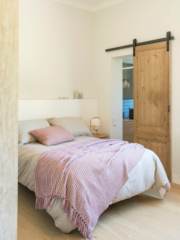 Пример оригинального дизайна: гостевая спальня среднего размера, (комната для гостей) в средиземноморском стиле с белыми стенами, светлым паркетным полом и бежевым полом без камина