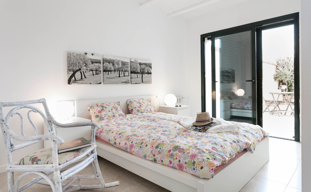 Modelo de dormitorio principal mediterráneo de tamaño medio sin chimenea con paredes blancas y suelo de baldosas de cerámica