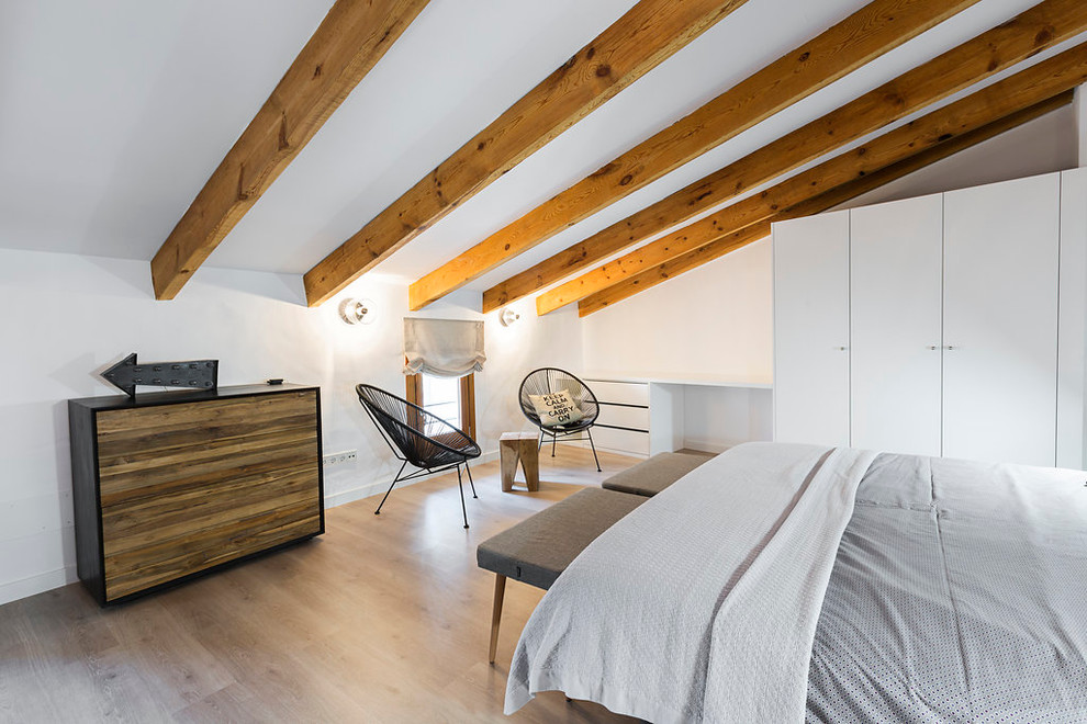 Aménagement d'une chambre parentale scandinave de taille moyenne avec un sol en bois brun et aucune cheminée.