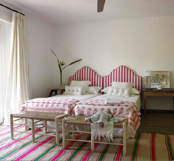 マドリードにあるカントリー風のおしゃれな寝室のインテリア