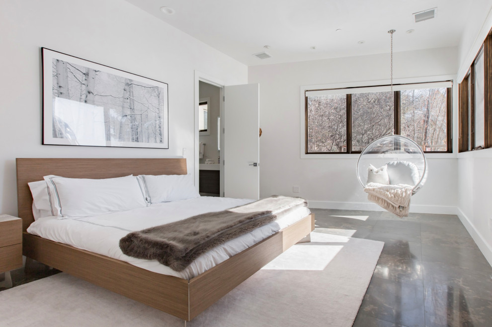 Источник вдохновения для домашнего уюта: большая хозяйская спальня в стиле модернизм с белыми стенами, мраморным полом и коричневым полом